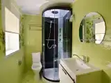 Двухместный номер с двуспальной кроватью и дополнительной кроватью