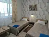 Трехместный номер эконом-класса с общей ванной комнатой