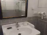 Стандартный двухместный номер с 2 отдельными кроватями и общей ванной комнатой