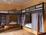 Спальное место на двухъярусной кровати в общем номере для мужчин