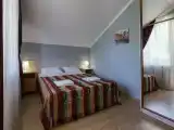 Уютный двухместный номер с двуспальной или 2 односпальными кроватями с общей ванной комнатой и балконом с видом на море