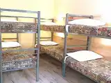 Спальное место на двухъярусной кровати в общем номере для женщин