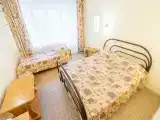 У1 Улучшенный однокомнатный номер с двухспальной кроватью  и 1 односпальной кроватью без  дополнительного места