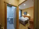Небольшой двухместный номер с 2 отдельными кроватями