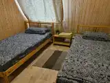 Стандартный двухместный номер с 2 отдельными кроватями и общей ванной комнатой