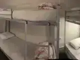 Спальное место на двухъярусной кровати в общем номере для мужчин