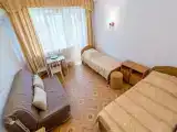 У2 Улучшенный однокомнатный номер с 2 односпальными кроватями и дополнительным местом