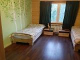 Стандартный двухместный номер с 2 отдельными кроватями и общей ванной комнатой