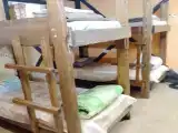 Кровать в общем 8-местном номере для мужчин и женщин