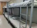 Спальное место на двухъярусной кровати в общем номере для женщин