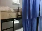 Кровать в общем номере для мужчин и женщин с 10 кроватями