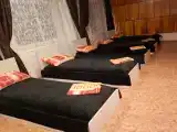 Кровать в общем номере для мужчин и женщин с 10 кроватями