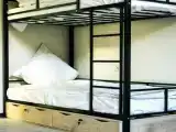 Кровать в общем 4-местном номере для мужчин и женщин
