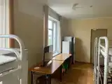 Односпальная кровать в общем номере с 10 кроватями