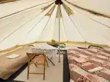 Четырёхместный шатёр с кроватями и благоустроенными удобствами на улице