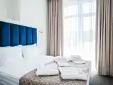 Люкс двухкомнатный с балконами, 1 двуспальной кроватью и диваном
