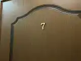Стандартный двухместный номер с 2 отдельными кроватями и общей ванной комнатой