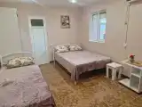 Трехместный номер с основными удобствами и общей ванной комнатой