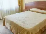 Люкс с балконом, гостиной и просторной ванной комнатой