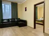Двухкомнатный номер с двуспальной кроватью и диваном