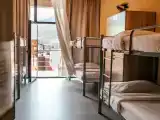 Спальное место на двухъярусной кровати в общем номере для мужчин