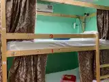 Кровать в общем 6-местном номере для мужчин и женщин