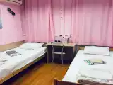 Двухместный номер с 2 отдельными кроватями и общим туалетом