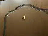 Стандартный двухместный номер с 2 отдельными кроватями и общей ванной комнатой