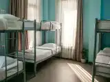 Спальное место на двухъярусной кровати в общем номере для мужчин