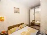 Двухместный номер с двуспальной кроватью и дополнительной кроватью