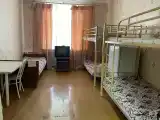 Пятиместный номер с двумя двухъярусными кроватями и одной односпальной