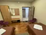 Двухместный номер с 2 отдельными кроватями и общим туалетом