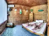 Коттедж №2 с одной большой кровать, холл, ( диван стол, санузел, душевая кабинка)