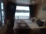 Всесезонный домик на двоих с односпальными кроватями и креслом