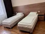Двухместный номер с двуспальной кроватью и дополнительной кроватью
