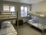 Односпальная кровать в общем номере с 10 кроватями