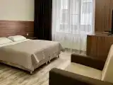Двухместный номер с двуспальной кроватью и дополнительной кроватью