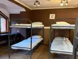 Кровать в 14-местном общем номере