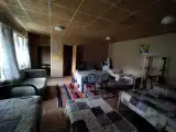 Пять односпальных кроватей и 1 небольшой диван