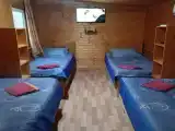 Четырехместный домик с кухней, санузлом и площадкой для барбекю.