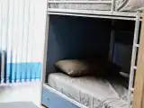 Спальное место на двухъярусной кровати в общем номере для мужчин и женщин