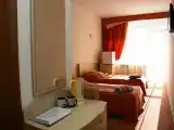 Стандартный двухместный номер с 2 отдельными кроватями и общей ванной комнатой