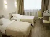 Стандартный двухместный номер с 2 отдельными кроватями и общей ванной комнатой