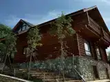Коттедж с балконом и видом на озеро