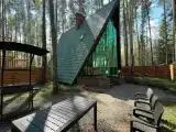 Зеленый дом в стиле A-frame