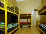 Кровать в общем номере для мужчин и женщин с 10 кроватями