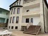 Номер с 3 комнатами на 8-9 человек.