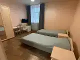 Стандартный двухместный номер с 2 односпальными кроватями с общей ванной