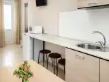 Семейный двухкомнатный номер Курортный №2 с кухней и отдельным входом возле бассейна