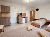 Студия Уютная с кухней на первом этаже с панорамным окном, без балкона, вид на улицу или бассейн